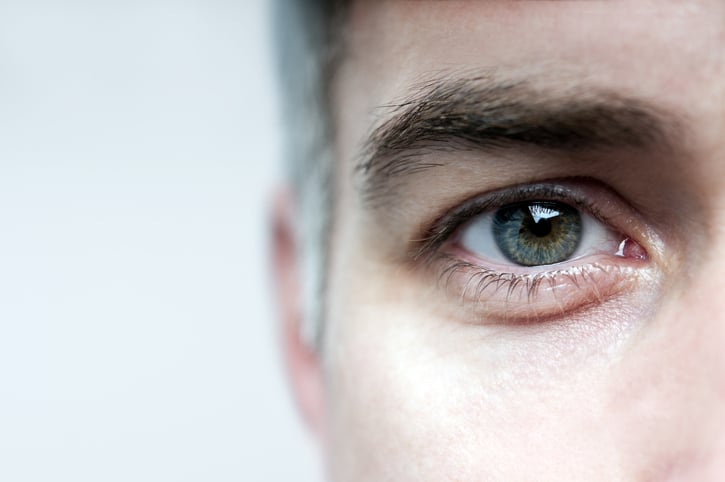 oeil d'un homme blanc vu de près